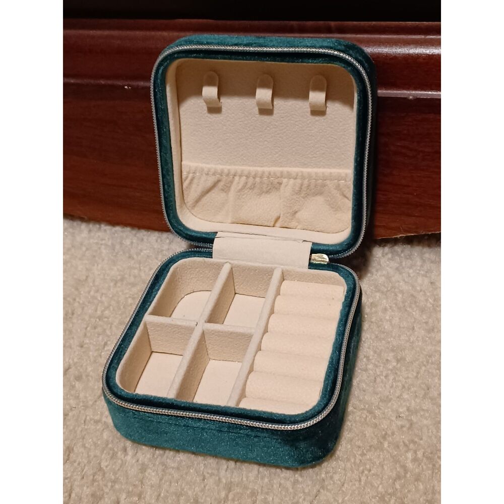 Plush Emerald Green Velvet Travel Jewelry Box - Picture 3 of 3
